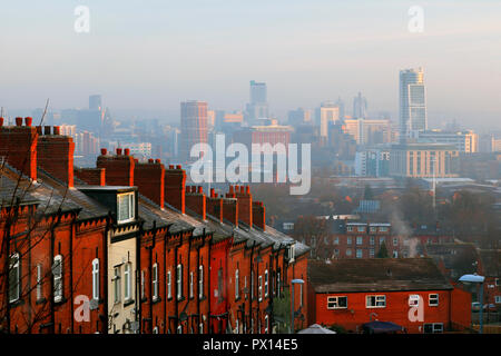 Leeds ancienne et la nouvelle skyline , vu de Beeston Hill. Banque D'Images