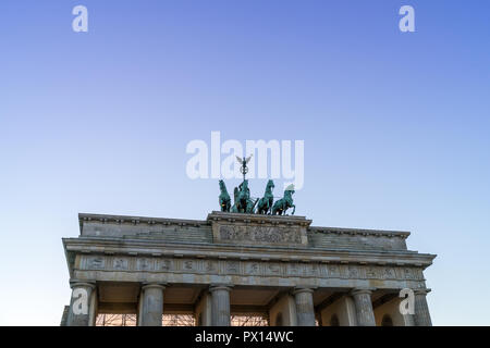 Berlin, Allemagne - 30 septembre 2018 : voir sur la porte de Brandebourg (Brandenburger Tor) avec un petit oiseau noir assis sur le monument pendant le coucher du soleil Banque D'Images