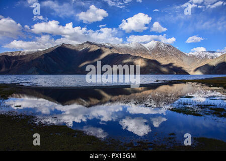 Réflexions sur beau lac Pangong, le joyau du Ladakh, Inde Banque D'Images