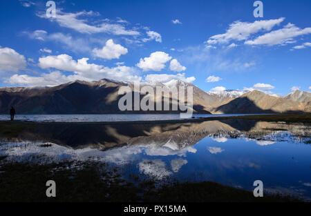 Réflexions sur beau lac Pangong, le joyau du Ladakh, Inde Banque D'Images