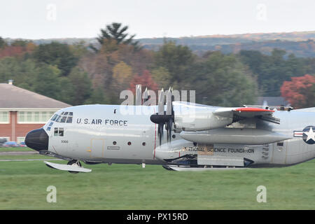 Une CL-130 affecté à la Garde nationale aérienne de New York's 109th Airlift Wing quitte la base de la Garde nationale aérienne Stratton le 16 septembre en route vers McMurdo, en Antarctique. Le 109e Airlift Wing vole le seul munis du ski dans l'armée américaine qui peut atterrir sur la neige et la glace. La 109e offre un soutien pour la recherche de la National Science Foundation sur le continent dans le cadre de l'opération de l'armée américaine Deep Freeze. La Garde nationale américaine (photo par le Sgt. William Gizara) Banque D'Images