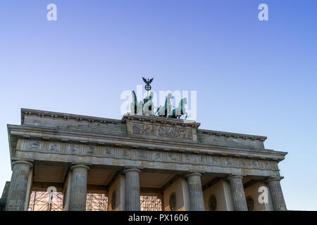 Berlin, Allemagne - 30 septembre 2018 : voir sur la porte de Brandebourg (Brandenburger Tor) pendant le coucher du soleil Banque D'Images