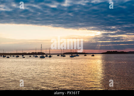 Paysage avec des yachts dans la mer au coucher du soleil, le Yachting. Voyage Romantique sur bateau yacht pendant le coucher du soleil sur la mer. Fovus sélective. copy space Banque D'Images