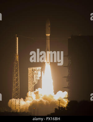 Lancement de l'Alliance de l'AEHF Atlas V-4 rocket lance le 17 octobre 2018 à partir de la base aérienne de Cap Canaveral, en Floride, c'était la quatrième dans le satellite de communication extrêmement haute fréquence avancée (AEHF) series pour l'US Air Force. (U.S. Air Force photo par un membre de la 1re classe Dalton Williams) Banque D'Images