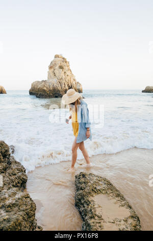 Les touristes à la recherche modèle féminin walking on Beach Barranco das Canas près de Portimao, Portugal. Banque D'Images