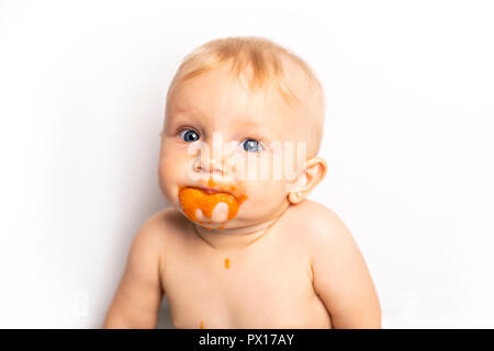 Une adorable baby girl making a elle-même tout en se nourrissant de mess Banque D'Images