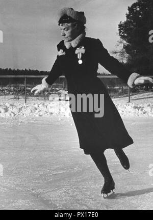 Patinage artistique dans les années 40. Champion de patinage artistique 1907, Elin Sucksdoff dans un élégant posent sur la glace. Suède 1946 Banque D'Images