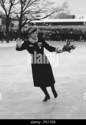 Patinage artistique dans les années 40. Champion de patinage artistique 1907, Elin Sucksdoff dans un élégant posent sur la glace. Suède 1946 Banque D'Images