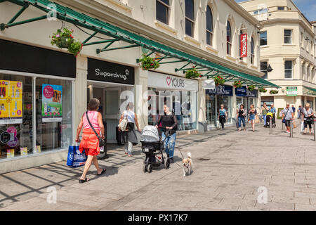 1 mai 2018 : Torquay, Devon, UK - Shopping dans Fleet Street, par une chaude journée de printemps. Banque D'Images