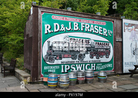 Un panneau d'affichage anglais ancien peint sur un mur à Crich Tramway Musée dans le village de Crich, Derbyshire, Royaume-Uni Banque D'Images