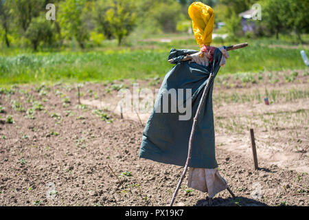 L'épouvantail fait maison dans le jardin. Attribut de jardin Banque D'Images