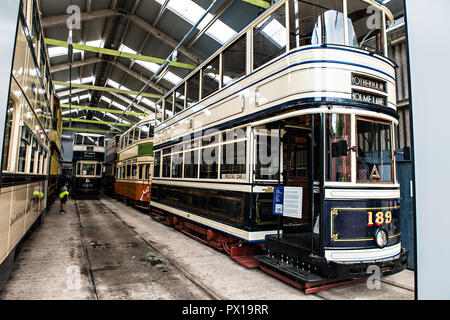 Les Trams dans leur garage à Crich Tramway Musée dans le village de Crich, Derbyshire, Royaume-Uni Banque D'Images