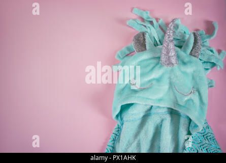 Pop art fluffy pyjamas unicorn sur fond de couleur rose pastel Banque D'Images