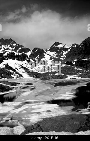 Estany mort. Circ de Colomers. Le Parc National Aigüestortes. Pyrénées. Lleida. La Catalogne. Espagne Banque D'Images