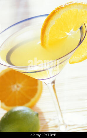 Cocktail tropical exotique dans un verre à Martini Banque D'Images