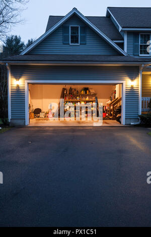 Portes de garage ouvrir dans une nouvelle Angleterre suburban home, USA Banque D'Images
