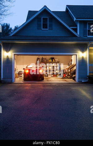 Ouvrir des portes de garage à un réseau express régional home, USA Banque D'Images