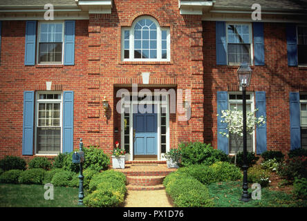 Maison de banlieue en brique rouge avec porte bleue et volets, Memphis, Tennessee, États-Unis, 1993 Banque D'Images