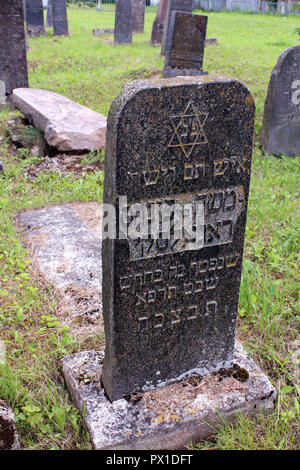 Pierre tombale avec inscription en hébreu au cimetière juif à l'extérieur de Kedainiai, près de Kaunas (Kovno), Lituanie Banque D'Images