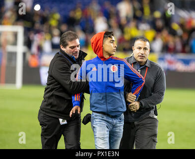 Harrison, NJ - 16 octobre 2018 : gardiens de sécurité escorté intrus de le domaine pendant le match de football entre le Costa Rica et la Colombie au Red Bull Arena La Colombie a remporté 3 - 1 Banque D'Images