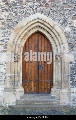 Ancienne porte de l'église gothique en bois, avec des escaliers Banque D'Images