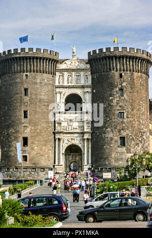 Le Castel Nuovo souvent appelé le Maschio Angioino est un château médiéval situé en face de la Piazza Municipio à Naples, Italie. Tout d'abord érigée en 1279, l'un des principaux monuments architecturaux de la ville. Il s'agissait d'un siège royal pour les rois de Naples, Aragon et l'Espagne jusqu'en 1815. L'imposant en marbre blanc d'un seul côté de triomphe, construit en 1470, commémore l'entrée de l'Alphonse d'Aragon à Naples en 1443. Il se situe entre deux tours de l'ouest du château Angevin. Banque D'Images