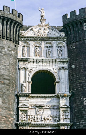 La seule face de triomphe en marbre blanc s'étendant sur les deux tours occidentales du Castel Nuovo souvent appelé le Maschio Angioino est un château médiéval situé en face de la Piazza Municipio à Naples, Italie. Tout d'abord érigée en 1279, l'un des principaux monuments architecturaux de la ville. Il s'agissait d'un siège royal pour les rois de Naples, Aragon et l'Espagne jusqu'en 1815. Banque D'Images