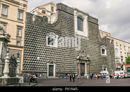 L'église de Gesù Nuovoin Naples, Italie. L'église de Gesù Nuovo était à l'origine un palais construit en 1470 pour Roberto Sanseverino, prince de Salerne. Le bâtiment est peu commune face à des projections de diamants ashlar rustique. Banque D'Images