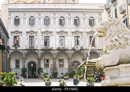 Le bâtiment abritant le commandement Carabinieri ou siège de la police à la Piazza Monteoliveto Naples, Italie. Banque D'Images