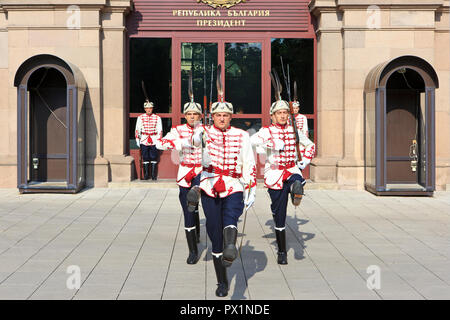 La garde d'honneur à l'entrée du bâtiment administratif du Président de la République de Bulgarie à Sofia, Bulgarie Banque D'Images