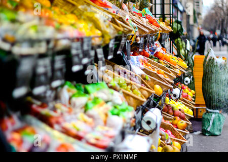 Panoramique d'un stand de fruits et légumes dans une rue de Paris Banque D'Images