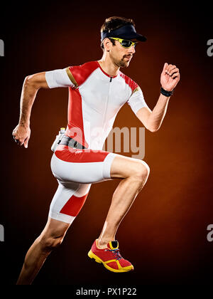 Un homme de race blanche d'exécution isolé Ironman Triathlon runner Banque D'Images