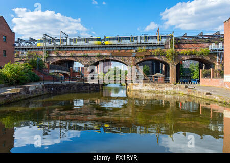 Tramway Metrolink sur un viaduc ferroviaire de l'époque victorienne, et une passerelle moderne à l'Ardoise quai sur le Canal de Bridgewater à Castlefield, Manchester, Angleterre, RU Banque D'Images