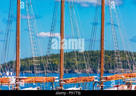 Les mâts et le gréement d'une Goélette amarrée à Bar Harbor, Maine Banque D'Images