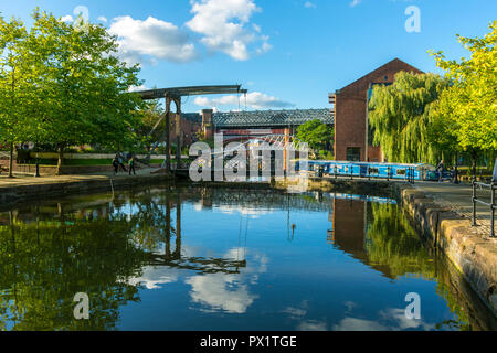 Un pont basculant, le Pont des Marchands et victorien viaducs de chemin de fer à partir du milieu du bassin de l'entrepôt, le Castlefield, Manchester, Angleterre, RU Banque D'Images