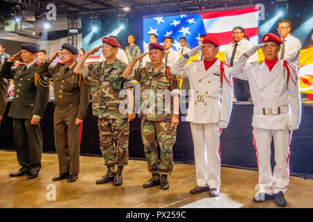 Une garde d'honneur des anciens soldats sud-vietnamiens militaires durant la lecture de leur hymne national à un festival culturel américain asiatique à Costa Mesa, CA. Banque D'Images