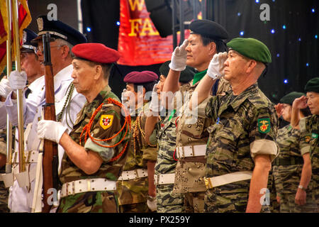 Une garde d'honneur des anciens soldats sud-vietnamiens militaires durant la lecture de leur hymne national à un festival culturel américain asiatique à Costa Mesa, CA. Banque D'Images