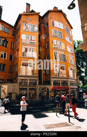 La Fresque de la Bbibliothèque de la Cite, livres de bibliothèque de construction murale, Lyon, France, 2018 (Site du patrimoine mondial de l'UNESCO) Banque D'Images