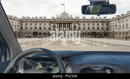 Regarder à travers un pare-brise de voiture avec la vue de Somerset House, bâtiment victorien, dans le district de Strand London, UK Banque D'Images