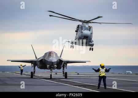 181013-N-ZZ999-007 NORTH ATLANTIC (oct. 13, 2018) Un F-35 Lightning II F-35 affecté à la Force d'essai intégré au Naval Air Station Patuxent River, Maryland, effectue le premier atterrissage vertical rolling embarqués (SRVL) à bord de la Royal Navy porte-avions HMS Queen Elizabeth (R08). (U.S. Photo gracieuseté de la Marine La Marine royale/libérés) Banque D'Images