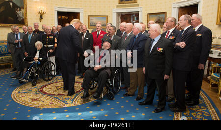 Président des États-Unis Donald J. Trump serre la main d'anciens combattants du Vietnam avant l'ouverture officielle de la cérémonie de la médaille d'honneur de l'ancien sergent du Corps des Marines des États-Unis. Le major John L. Canley, la 300e médaille d'honneur Marine destinataire, à la Maison Blanche à Washington, D.C., Octobre 17, 2018. Depuis le 31 Janvier à Février 6 1968 dans la République du Vietnam, Canley, le sergent de l'entreprise affectés à la Compagnie Alpha, 1er Bataillon, 1er Marines, a pris le commandement de la compagnie, dirigé plusieurs attaques contre les positions fortifiées de l'ennemi, se précipite à travers le feu-terrain balayé malgré ses propres blessures et marines blessés int Banque D'Images