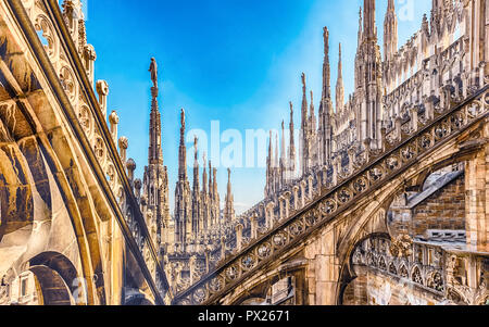 Détail de marbre spiers et statues sur le toit de la cathédrale gothique de Milan, Italie Banque D'Images