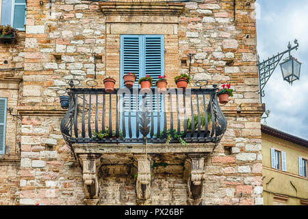 Les bâtiments historiques dans le vieux centre-ville d'Assise, l'une des plus belles villes médiévales de l'Italie centrale Banque D'Images