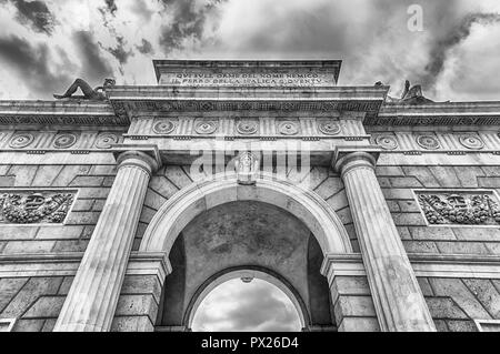 L'établissement emblématique Porta Garibaldi, précédemment connu sous le nom de Porta Comasina, qui est une porte de ville avec passage néoclassique situé à Milan, Italie Banque D'Images