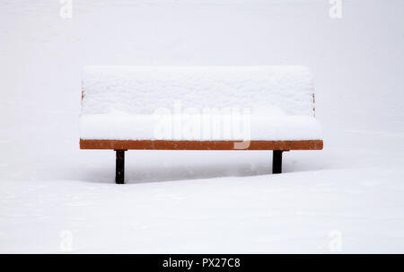 Banc couvert de neige pendant la tempête de neige de printemps à Boulder, Colorado, USA. Banque D'Images
