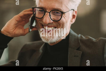 Close up portrait of mature businessman talking on phone. Mid adult man with beard faisant appel téléphonique. Banque D'Images