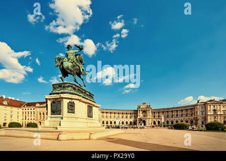 Statue de l'Archiduc Charles sur la Heldenplatz à Vienne avec la Hofburg en arrière-plan Banque D'Images