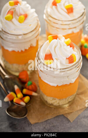 Le maïs de bonbons en couches dans les pots de dessert pour l'Halloween Banque D'Images