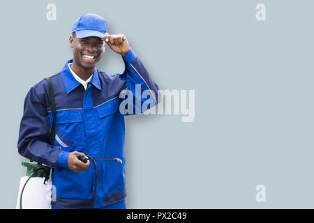 Portrait d'un homme africain travailleur antiparasitaire avec pulvérisateur de pesticides Banque D'Images