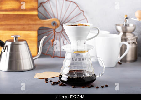 Verser sur le café avec une bouilloire et carafe en verre Banque D'Images